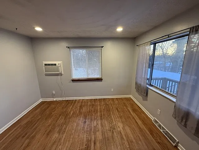 1120 Jason Ave — Photo 2