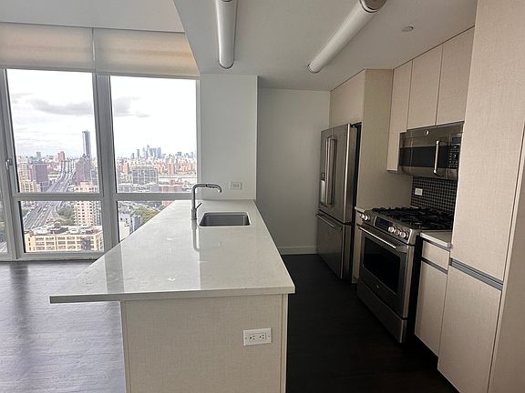 3rd image of 309 Gold St #B