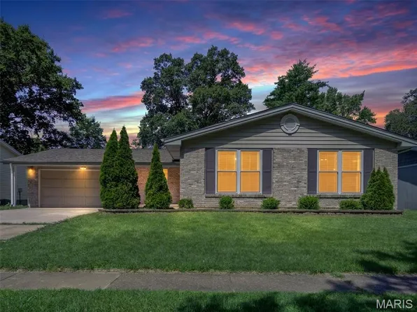 343 Turfwood Dr, Ballwin, MO 63021