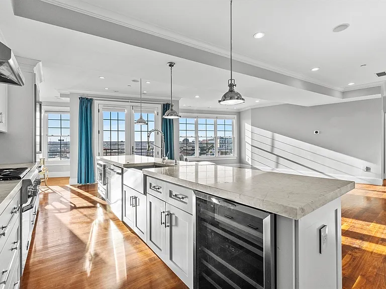 99 D St #PENTHOUSE — Photo 2