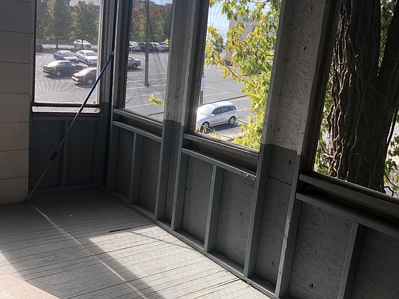 SCREENED IN PORCH/BALCONY OFF LIVING ROOM