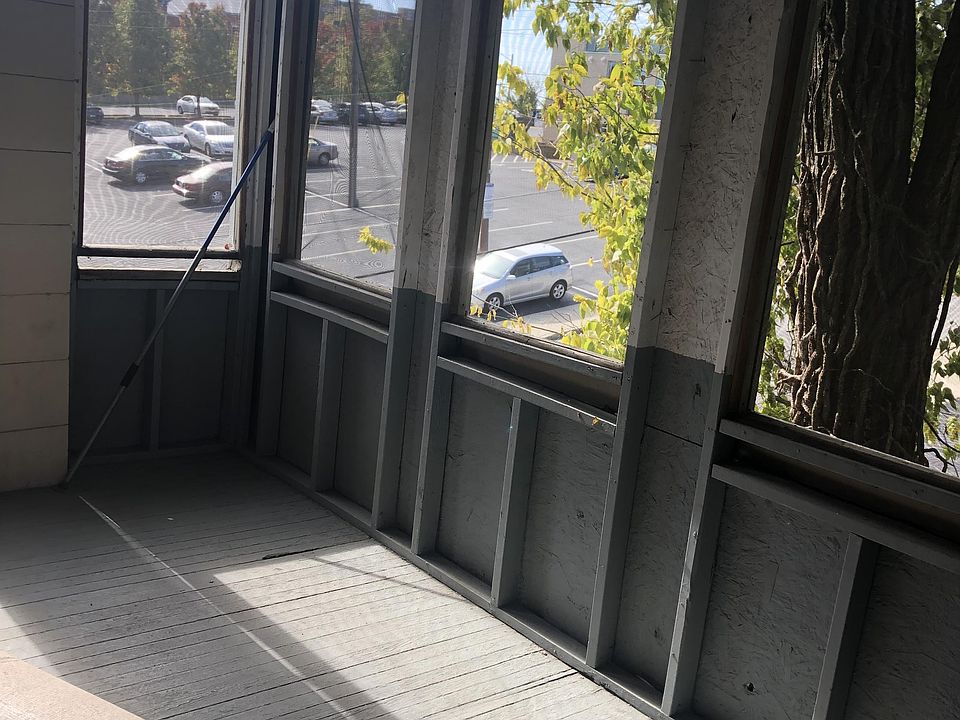 SCREENED IN PORCH/BALCONY OFF LIVING ROOM