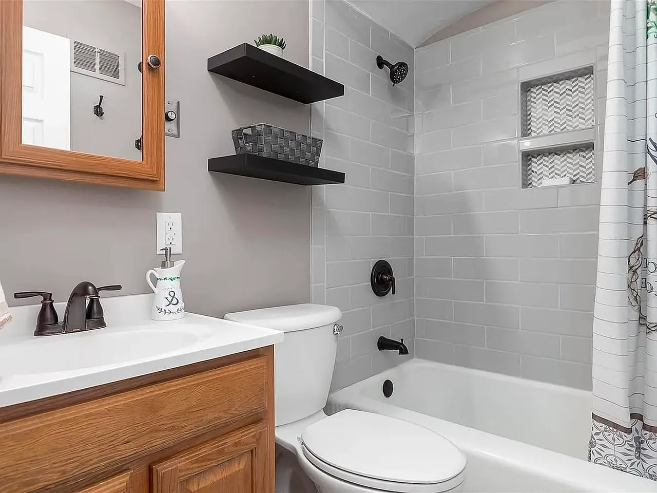 3 bed, 888 sqft, $1,560 — Photo 3