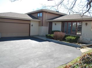 654 Sycamore Ln, Wheeling, IL 60090