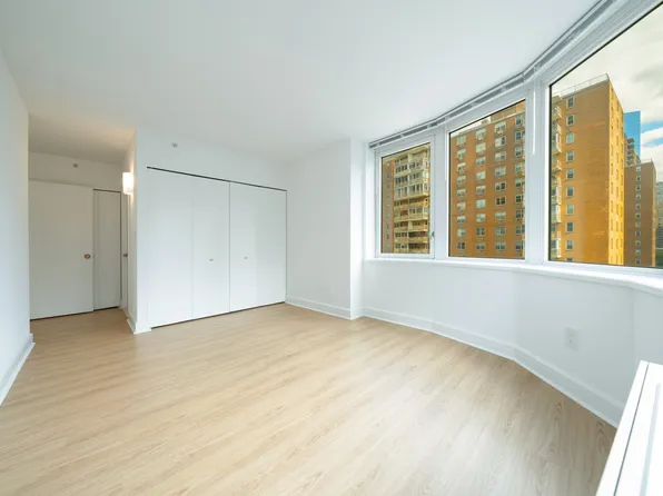 140 Riverside Boulevard image 9 of 17