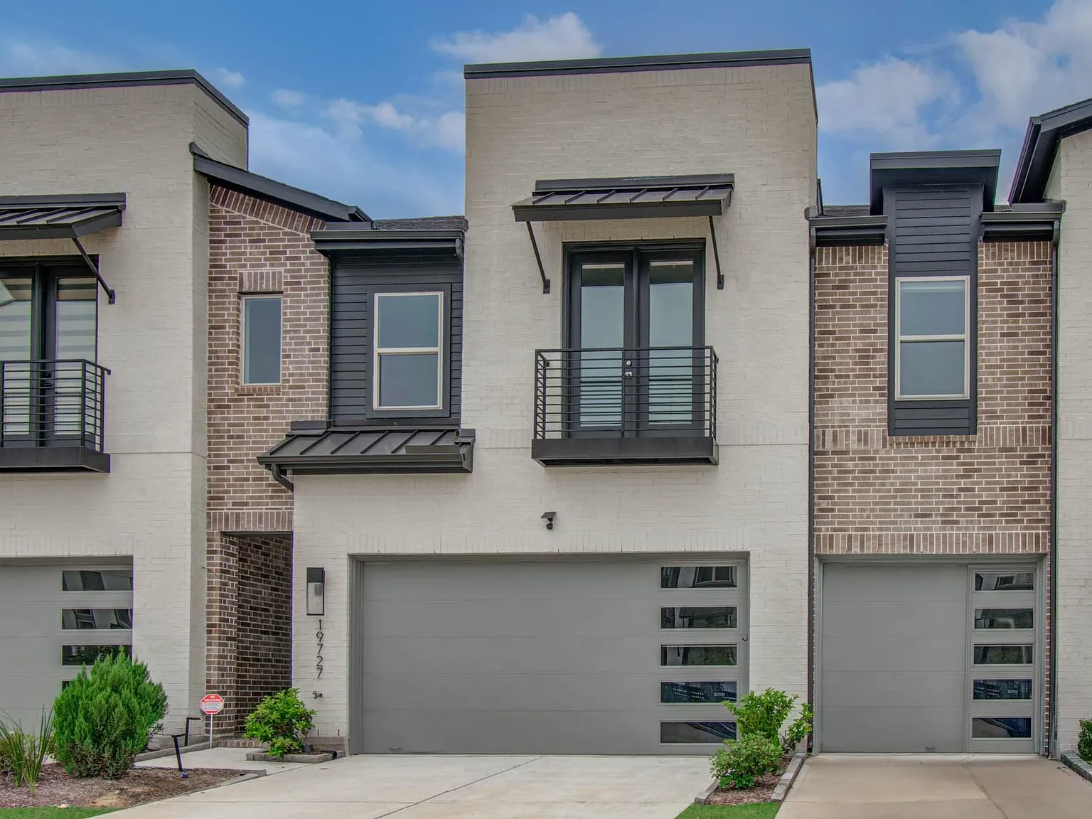 3 bed, 2.5 bath, 2149 sqft, $4,000 — Photo 1