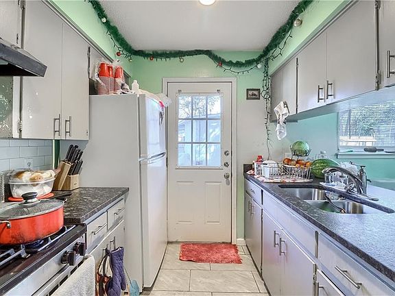 5th image of 208 E Longspur Blvd
