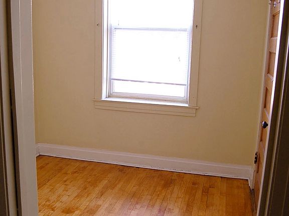 3rd image of 3144 N Ridgeway Ave #2