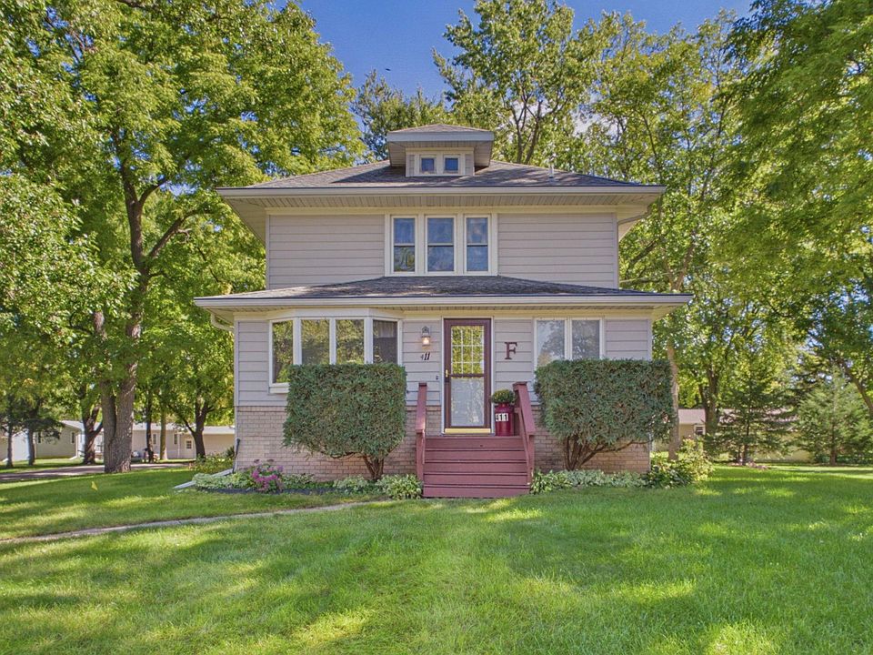 1st image of 411 7th St E
