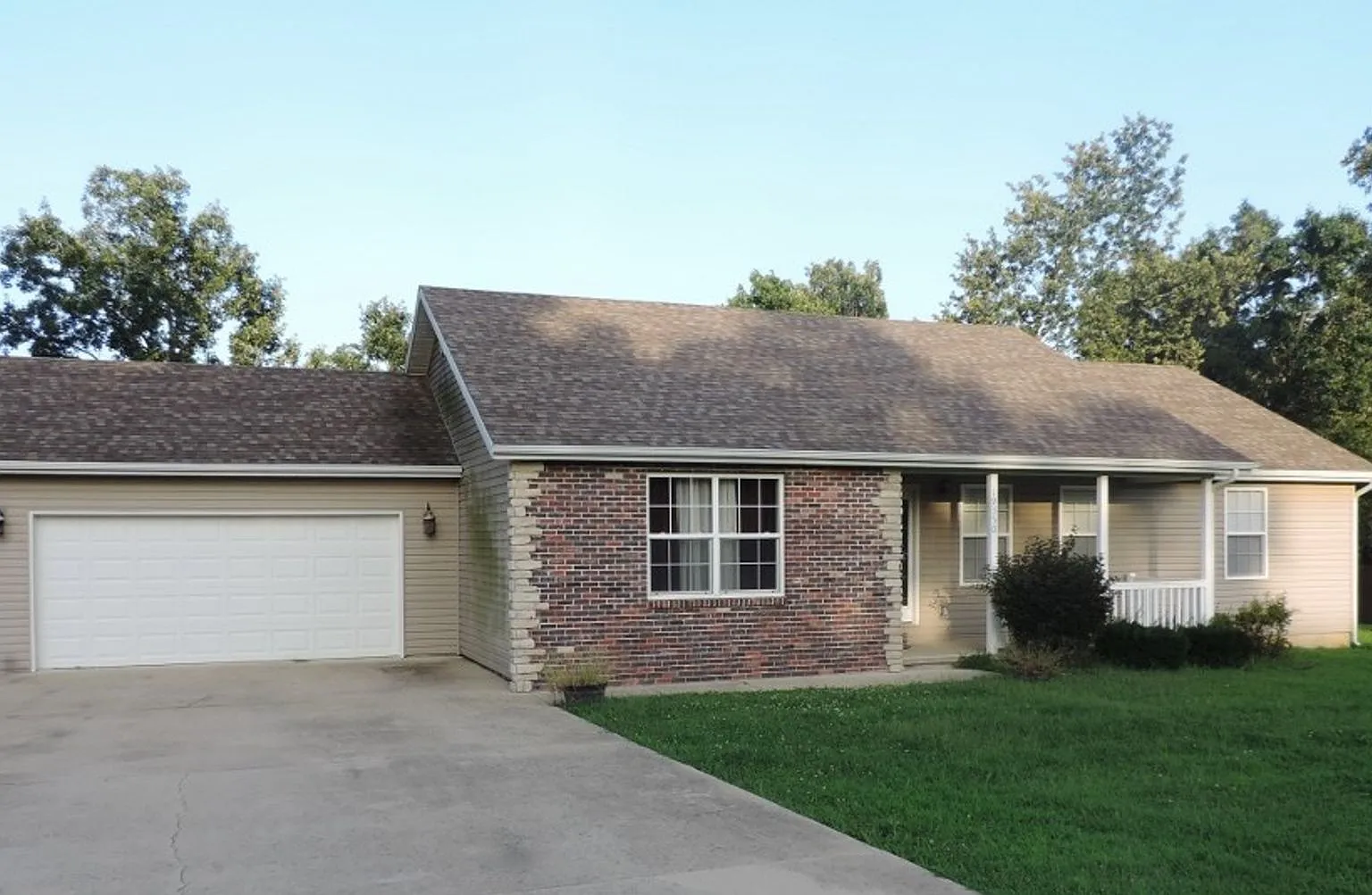 Lovely 3 Bedroom, 2 Bathroom Home! — Photo 1