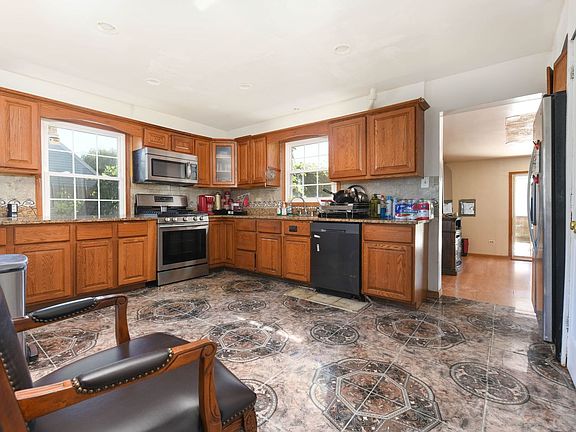 4th image of 8108 S Oak Park Ave