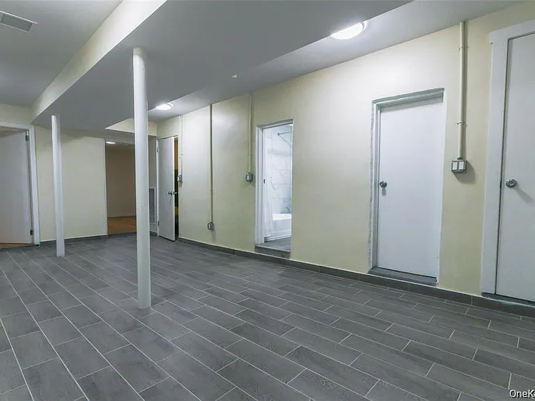 25 Van Duzen Pl #1 — Photo 16