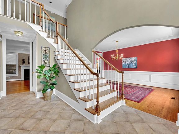 5th image of 5065 Lake Crest Cir