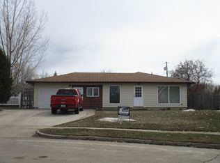 218 Rose Ln, Williston, ND 58801