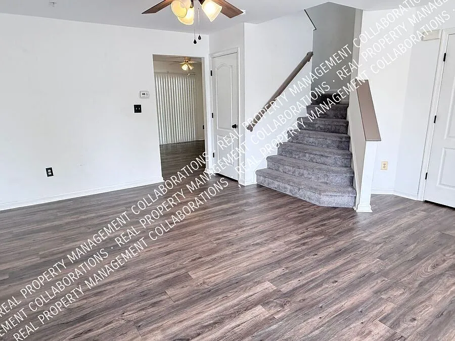 Premium Townhome W/ Island Kitchen, Full-Length Walk-In & Central A/C — Photo 3
