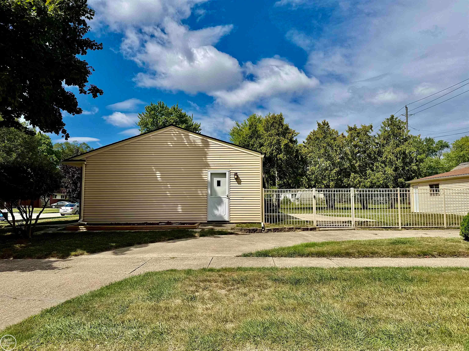 3 bed, 2.0 bath, 912 sqft, $2,050 — Photo 4