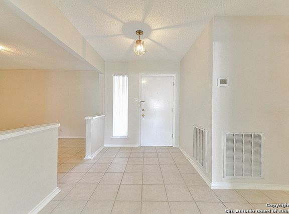 4th image of 15218 Chalet Dr