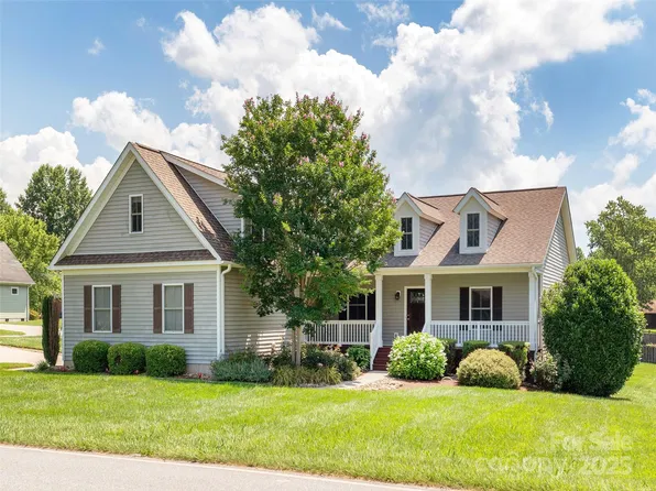 16 Hollyhock Ct, Flat Rock, NC 28731
