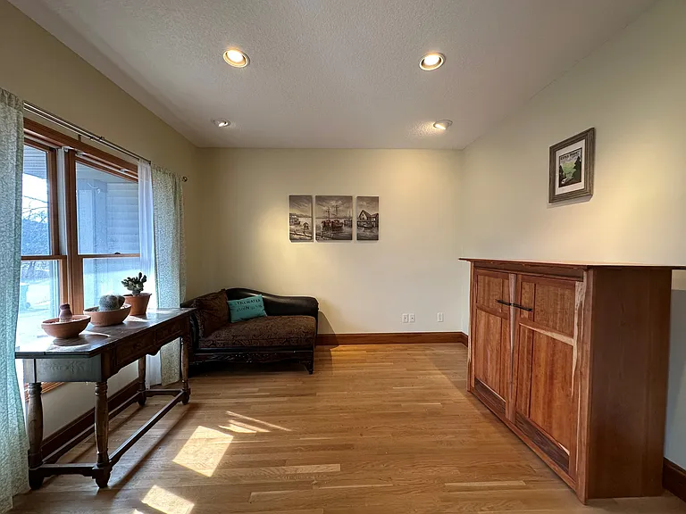 1128 Creekside Cir — Photo 6
