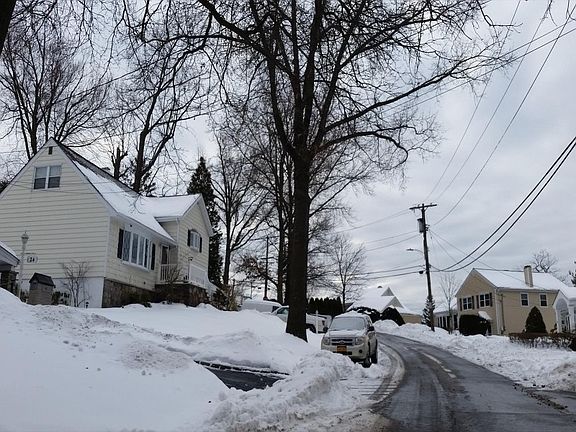 5th image of 30 Candlewood Dr