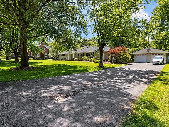 3rd image of 472 Oakshire Ln