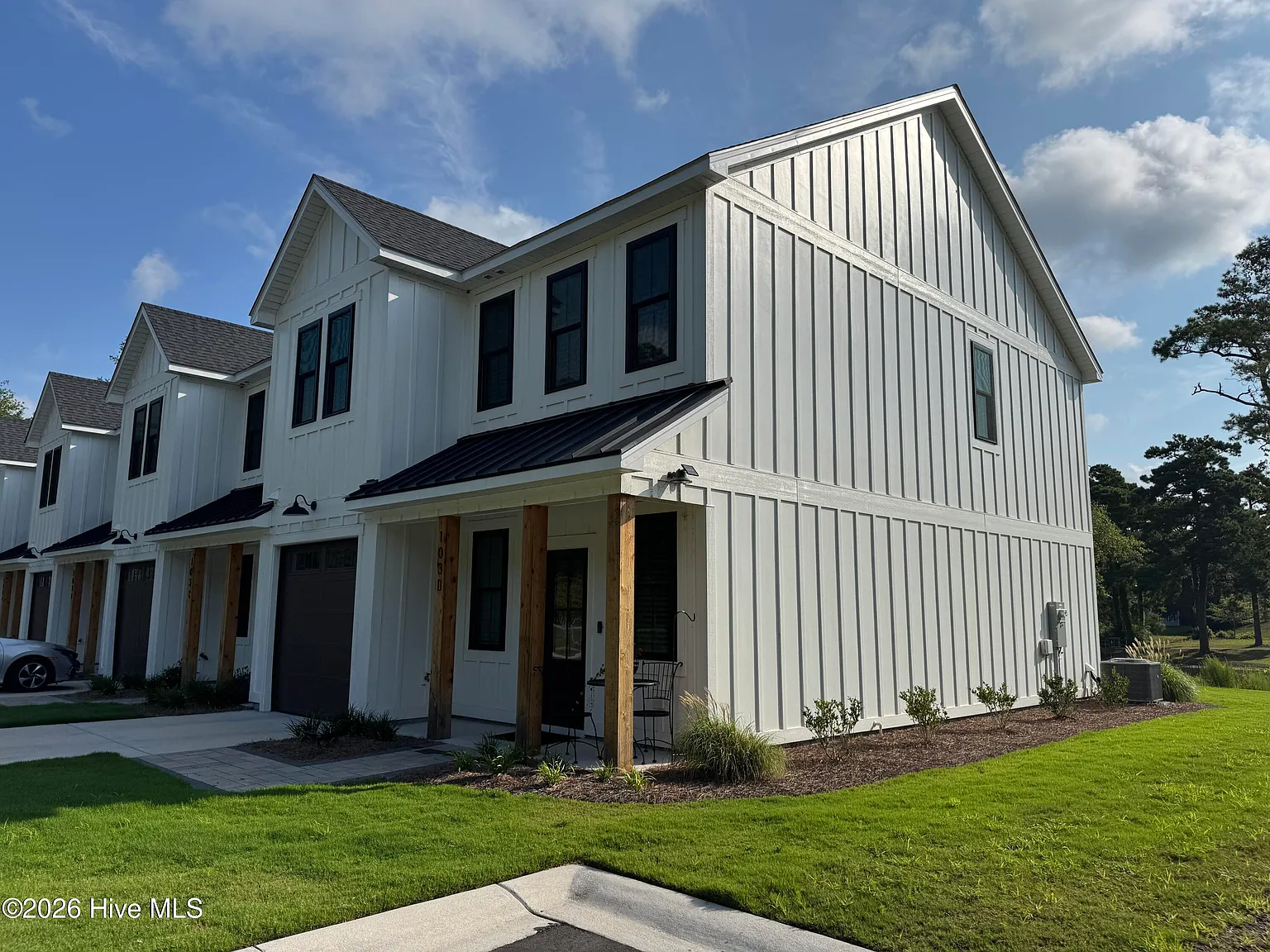 3 bed, 2.5 bath, $2,500 — Photo 2
