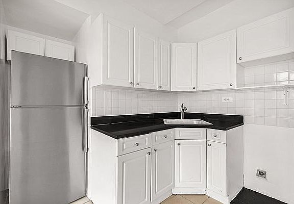 3rd image of 310 E 44th St APT 1805