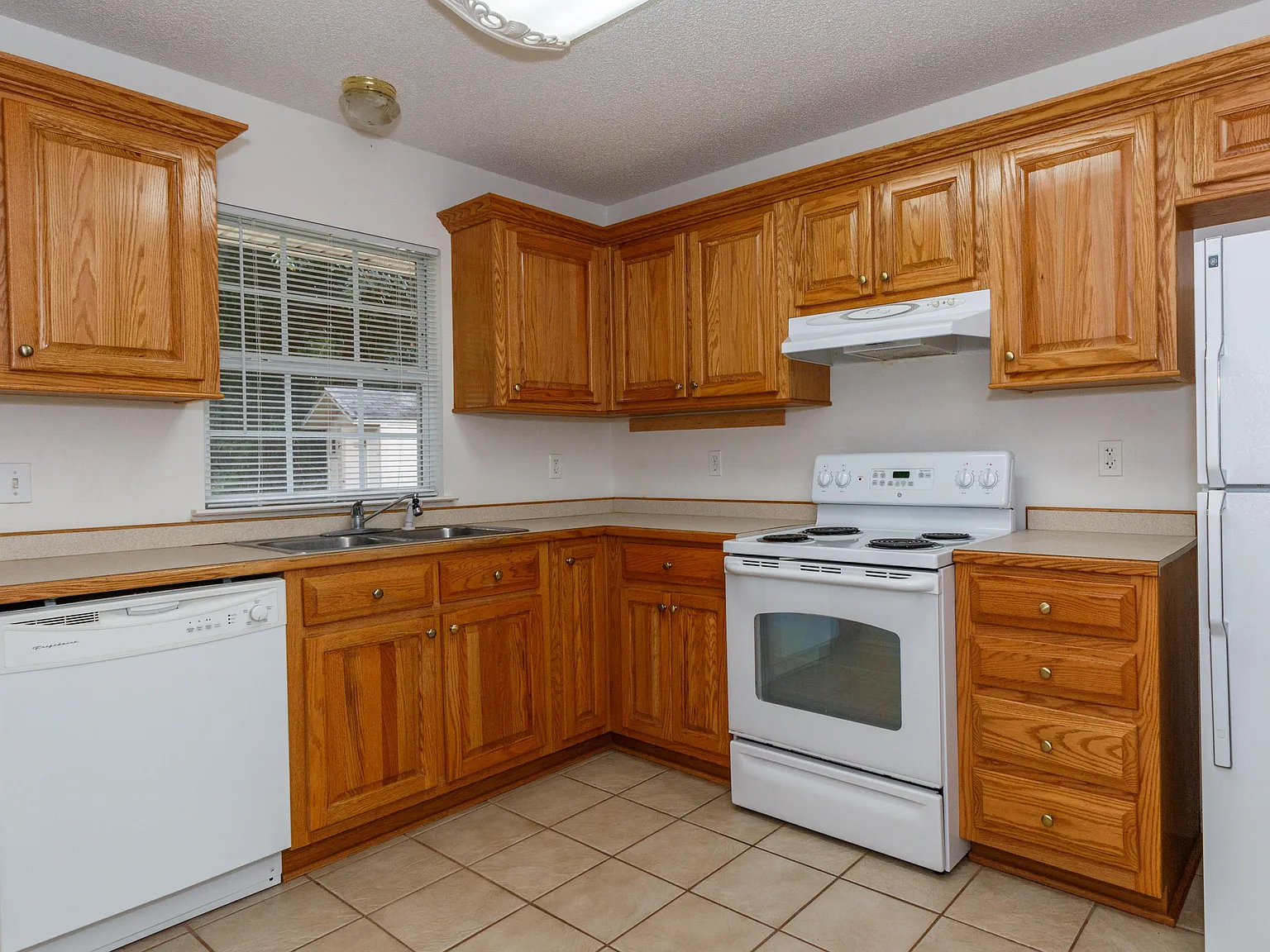 3 bed, 2.5 bath, 1340 sqft, $1,600 — Photo 4