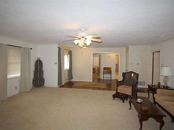 5th image of 109 Villa Dr