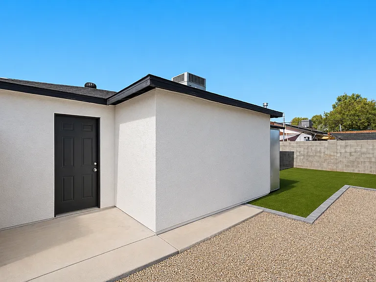1005 E Mariposa St — Photo 22