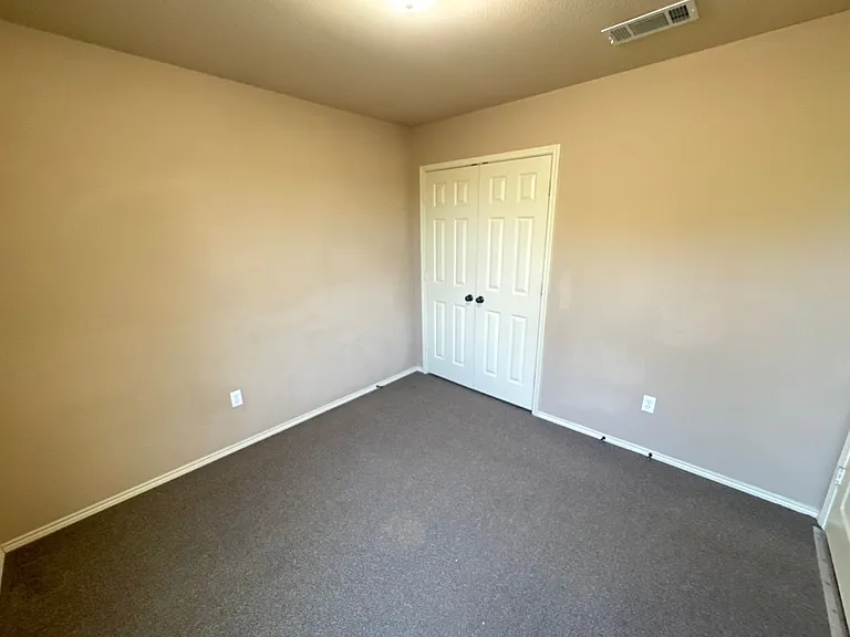 2725 Lovers Ln — Photo 32