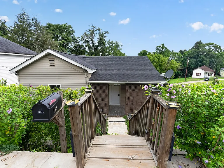 138 Austin Ave — Photo 2