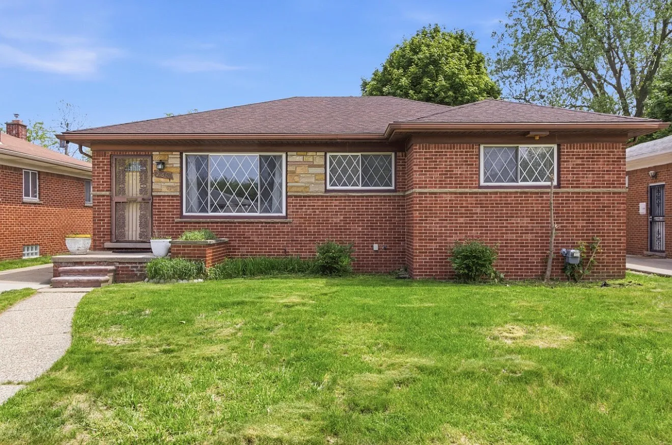 3 bed, 1.5 bath, 1305 sqft, $825 — Photo 1
