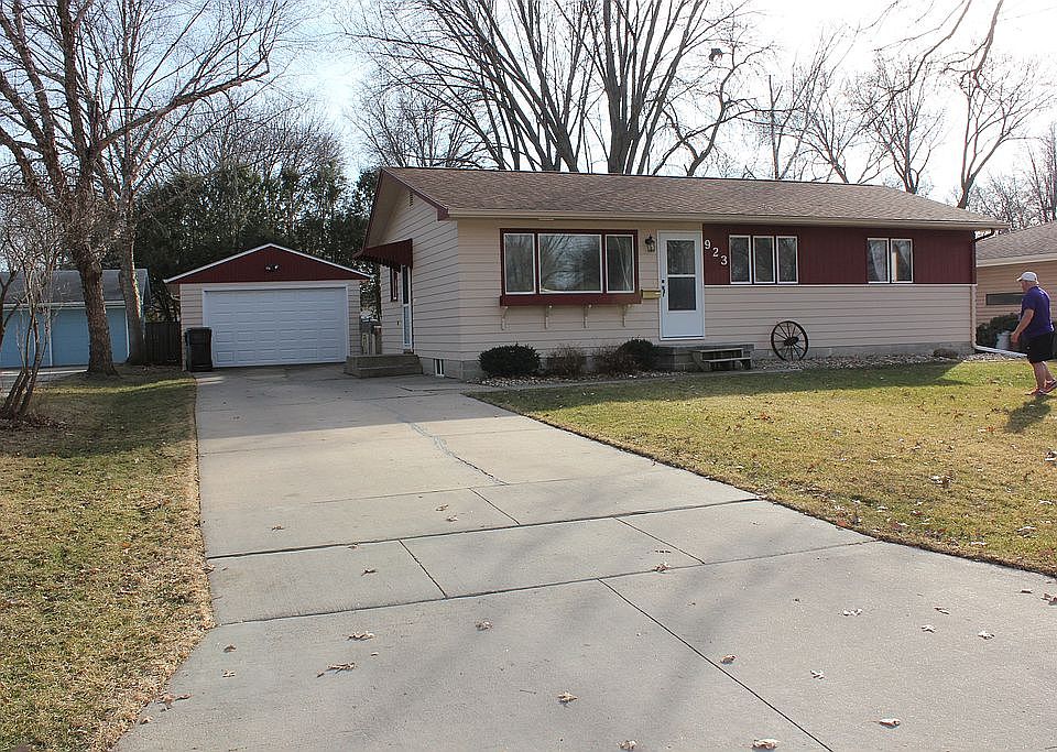 1st image of 923 Melrose Dr