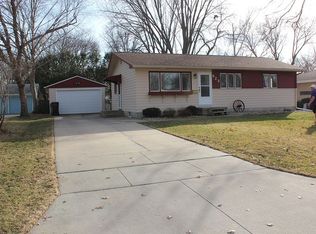 923 Melrose Dr, Cedar Falls, IA 50613