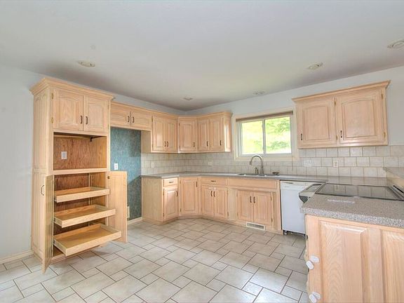 3rd image of 2525 N Meadowlake Drive