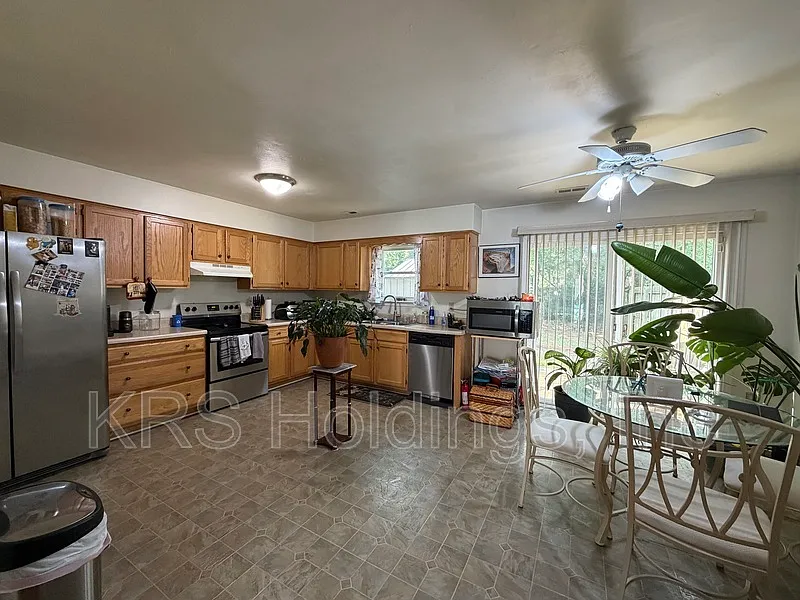3 bed, 1.5 bath, 1321 sqft, $2,200 — Photo 3