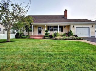4 Jetmore Pl, Massapequa, NY 11758