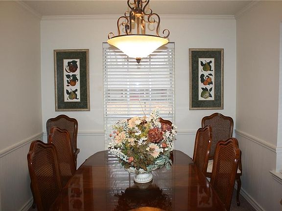 4th image of 900 Red Oak Ln