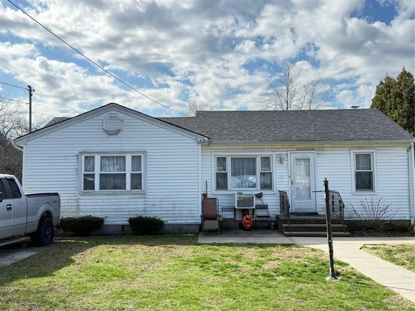 18 Blossom Avenue, Holtsville, NY 11742