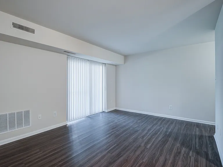 Bennington Crossings Apartment Homes — Photo 8