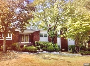 654 Floyd St, Englewood Cliffs, NJ 07632