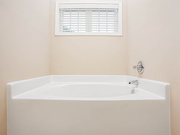 4th image of 450 Roanoke Dr