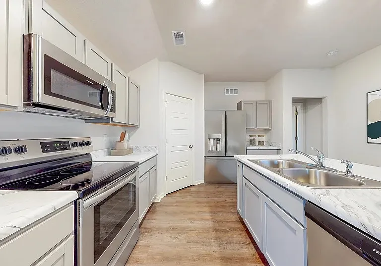 580 W Bluebird St — Photo 3