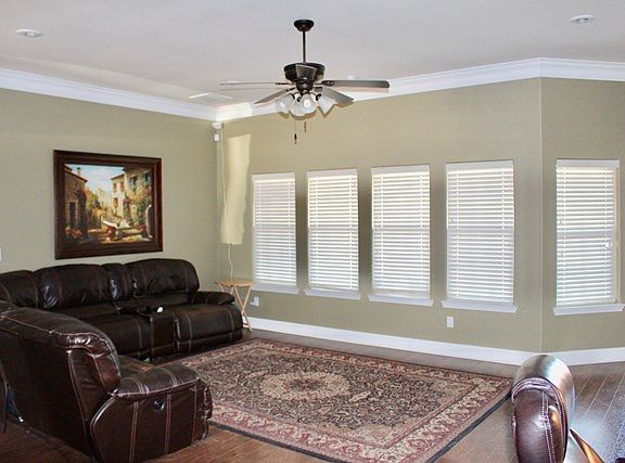 4th image of 32 E Harvard Cir