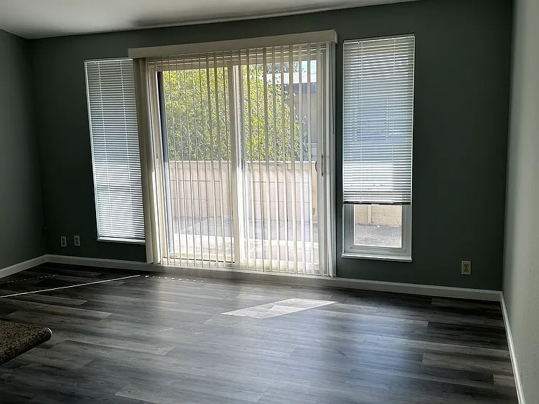 2930 Macarthur Blvd #8 — Photo 4