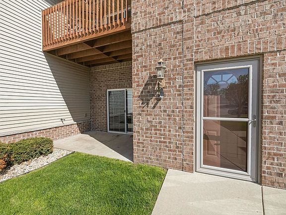 3rd image of 1010 Parkview Dr APT 3
