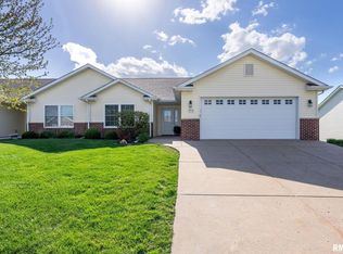 5714 Castlewood Dr, Bettendorf, IA 52722