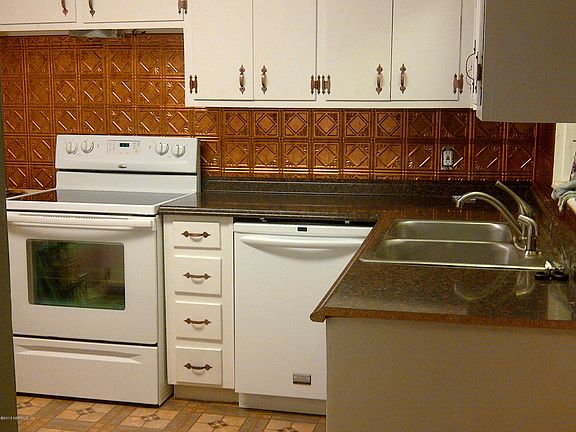 2nd image of 2843 Woodland Dr