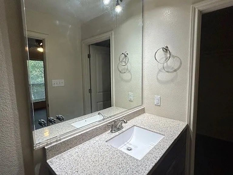 2800-2912 Stewart Dr — Photo 23
